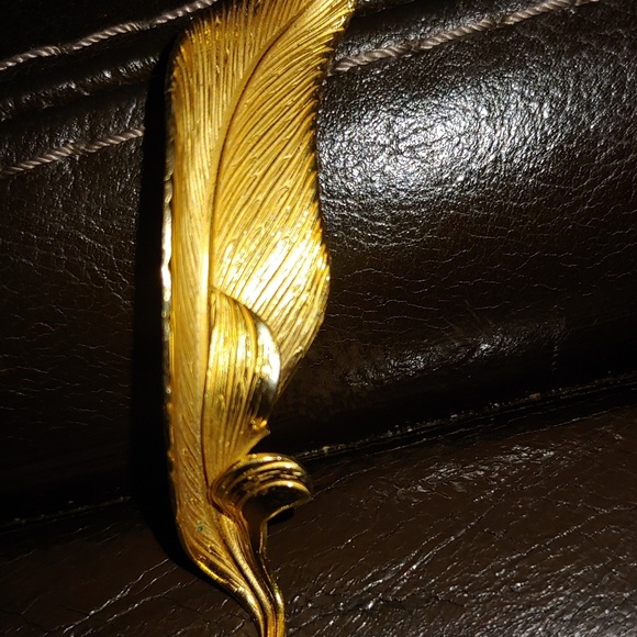 Vintage Giovanni gold tone etched leaf brooch - Picture 2 of 7